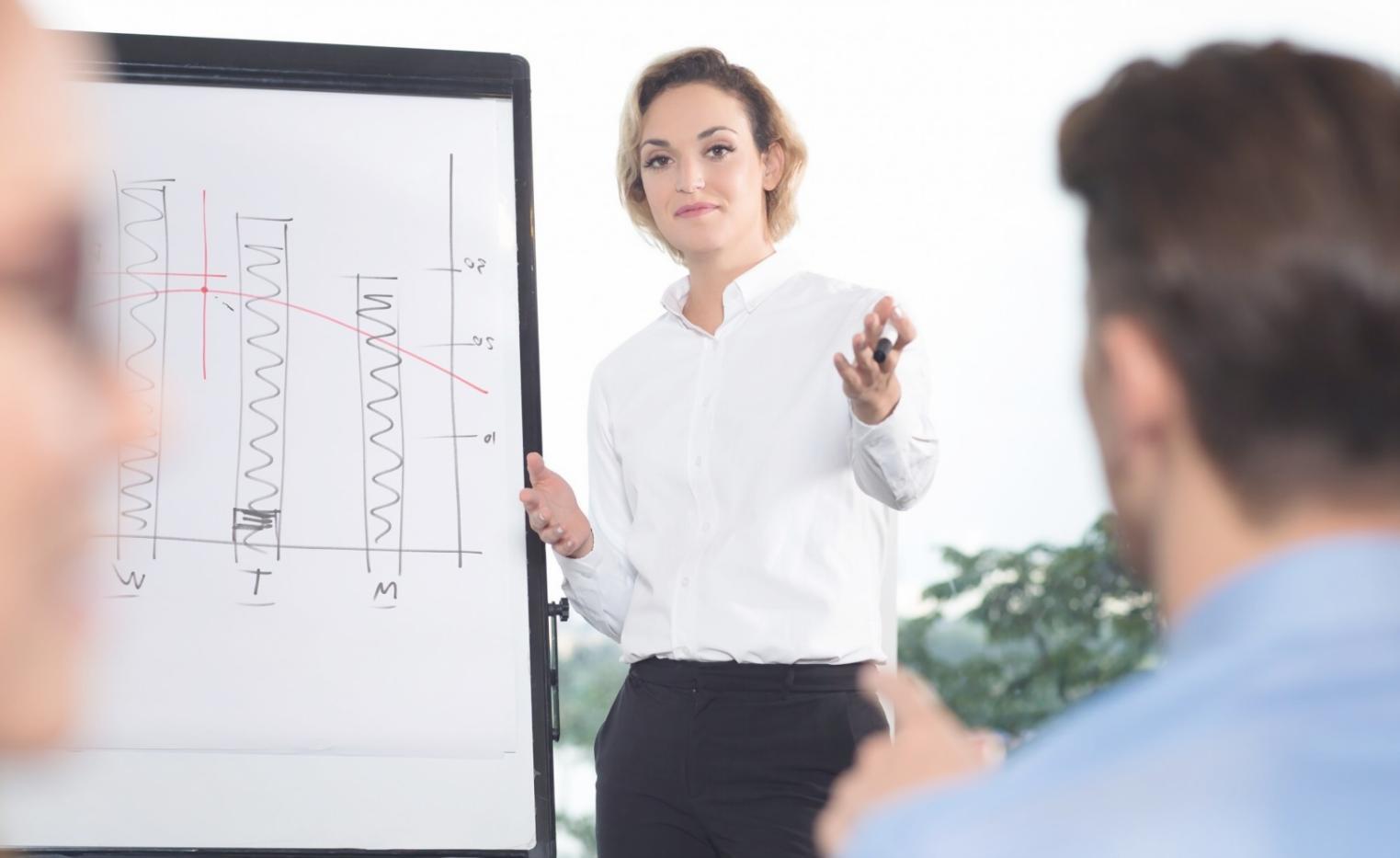 Session de formation sur la psychologie financière avec participants engagés