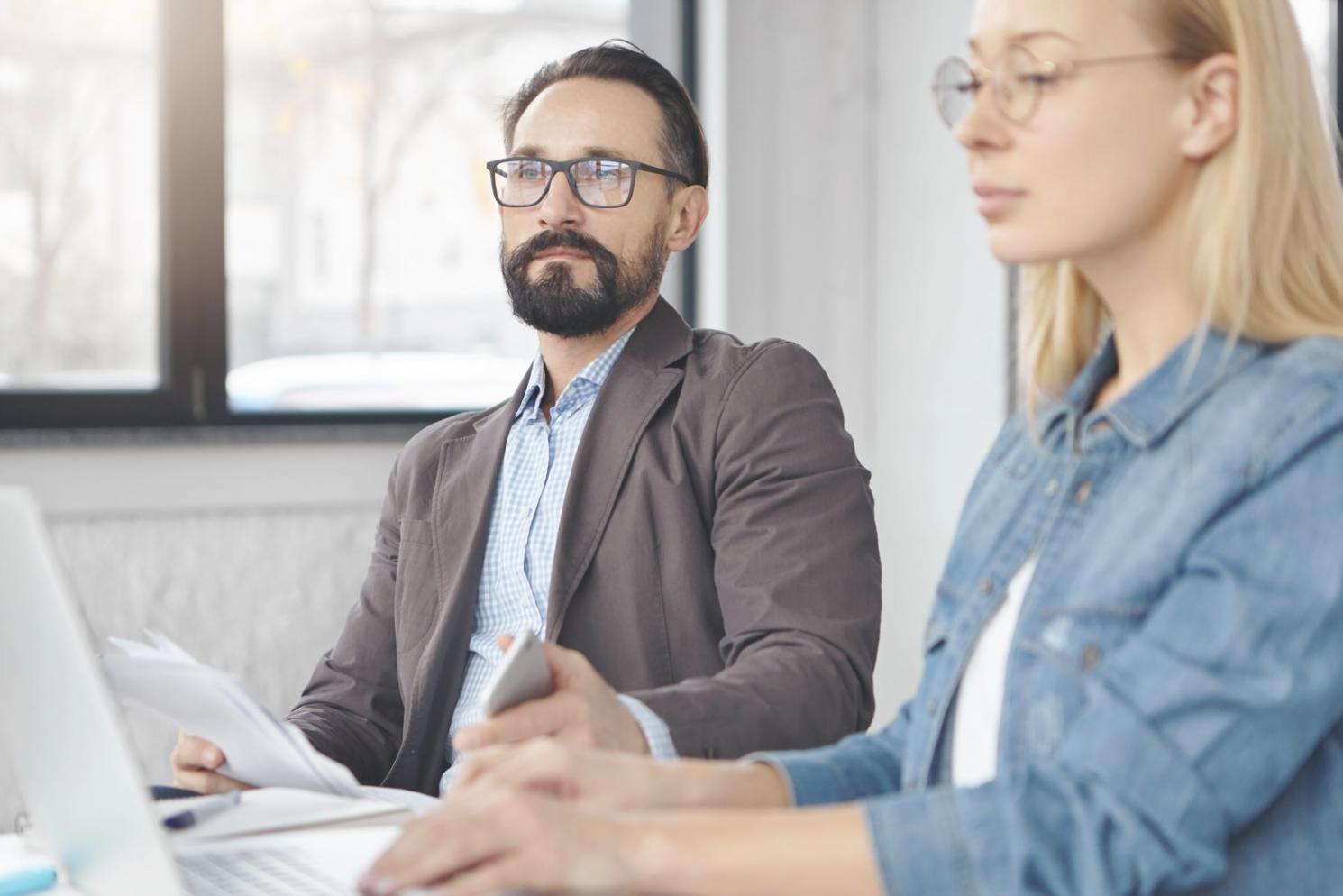 Étudiant travaillant sur son budget mensuel avec documents financiers