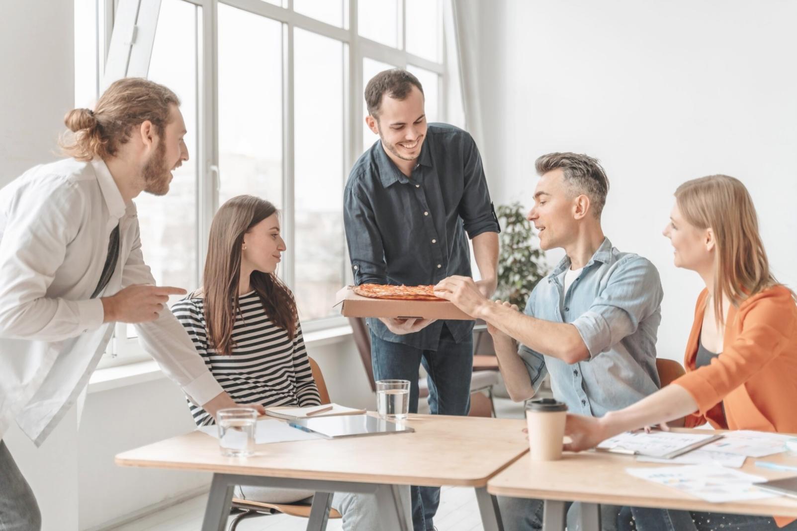 Salle de formation en psychologie du budget avec participants engagés dans un atelier pratique